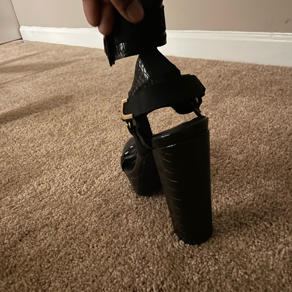 Heels - Picture 2 of 4